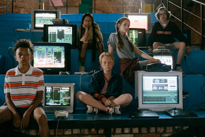 Bild von Kindern mit gedrückter Stimmung und PCs